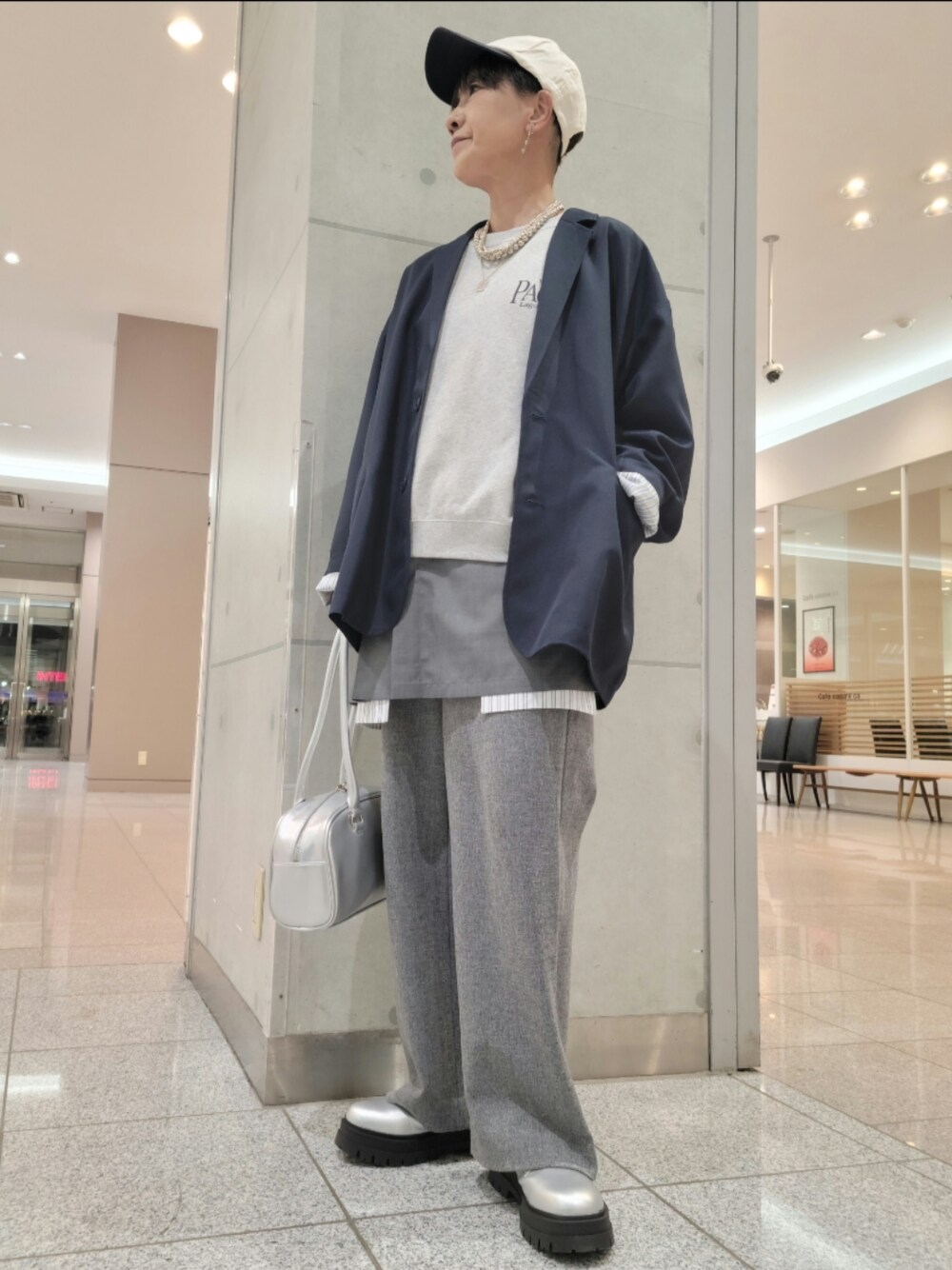 完売商品　MEDI BACK SLIT OVER SHIRT　AMERI グレー Ameri（アメリ）の「MEDI BACK SLIT OVER SHIRT（シャツ