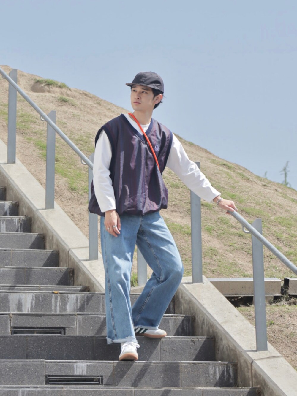 「休日スタイル、白スニーカー、アウトドアスタイル」｜「FREAK'S STOREのYOSEMITE STRAP/ヨセミテストラップ 【別注カラーあり】YOSEMITE STRAP（スマホグッズ、オレンジ系）」を使った、てぃーりくさん（メンズ・170cm）の春コーディネートの1枚目の写真