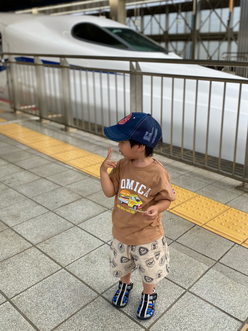 「夏コーデ、カジュアルコーデ、ショートパンツ、サンダル、BREEZE、ptite main、トミカ、小鉄、3歳男の子、新幹線、SPAM、キッズコーデ、キッズファッション、むすこーで」｜「petit mainの【プティプラ】トミカナンバリング/トヨタタウンエースハンバーガーカー半袖Tシャツ（Tシャツ/カットソー、ブラウン系）」を使った、DAI ☺︎さん（キッズ・90cm）の夏コーディネートの1枚目の写真