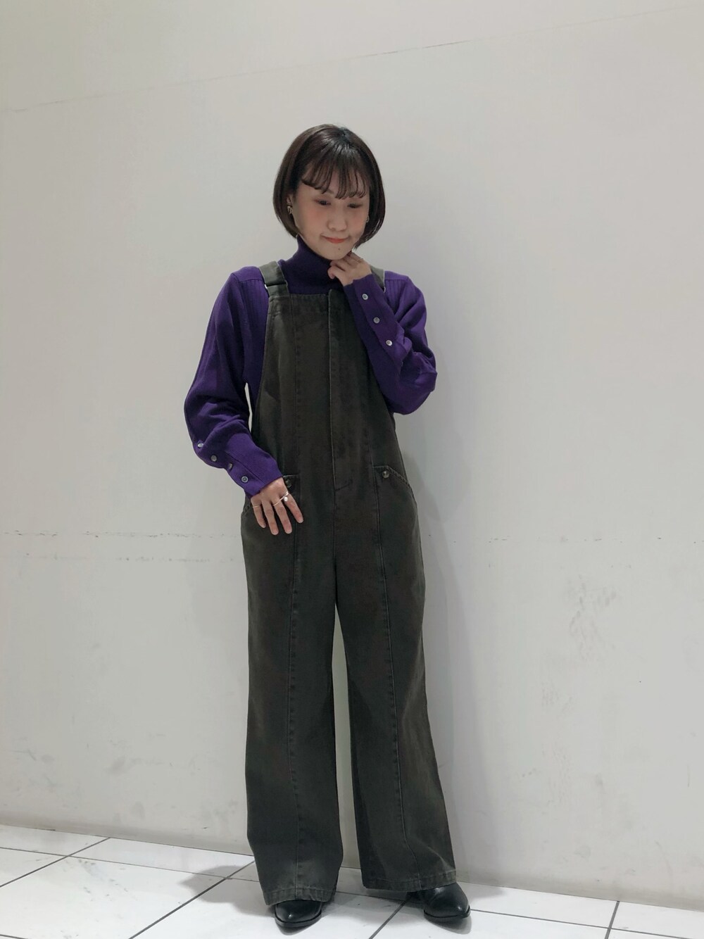 「オトナカジュアル、カジュアルコーデ、ootd、きれいめカジュアル、ゆったりコーデ、サロペット、低身長コーデ、パープル、ニット、ショートブーツ」｜「FIL DE FERのウールブレンド　タートルネックニット（ニット/セーター、パープル系）」を使った、saegusa.さん（レディース・151cm）の冬コーディネートの1枚目の写真