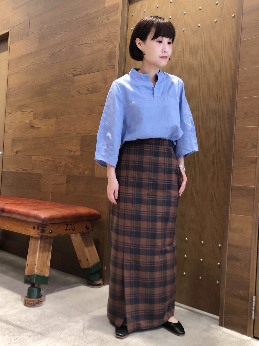 「シンプルコーデ、オトナ女子、シンプル、チェック、スカート、低身長、低身長コーデ、ootd、ブルー、ブラウス」｜「FIL DE FERの製品染コットンリネン　ハイネックブラウス（シャツ/ブラウス、ピンク系）」を使った、saegusa.さん（レディース・151cm）の夏コーディネートの1枚目の写真