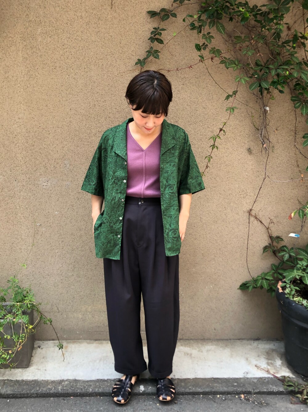 「メンズライク、夏コーデ、大人カジュアル、パンツスタイル、カジュアルコーデ、低身長、低身長コーデ、ootd、柄シャツ、シャツ」｜「NOMBRE IMPAIRのＣ／Ｐｕリブ　タンクトップ（タンクトップ、パープル系）」を使った、saegusa.さん（レディース・151cm）の夏コーディネートの1枚目の写真