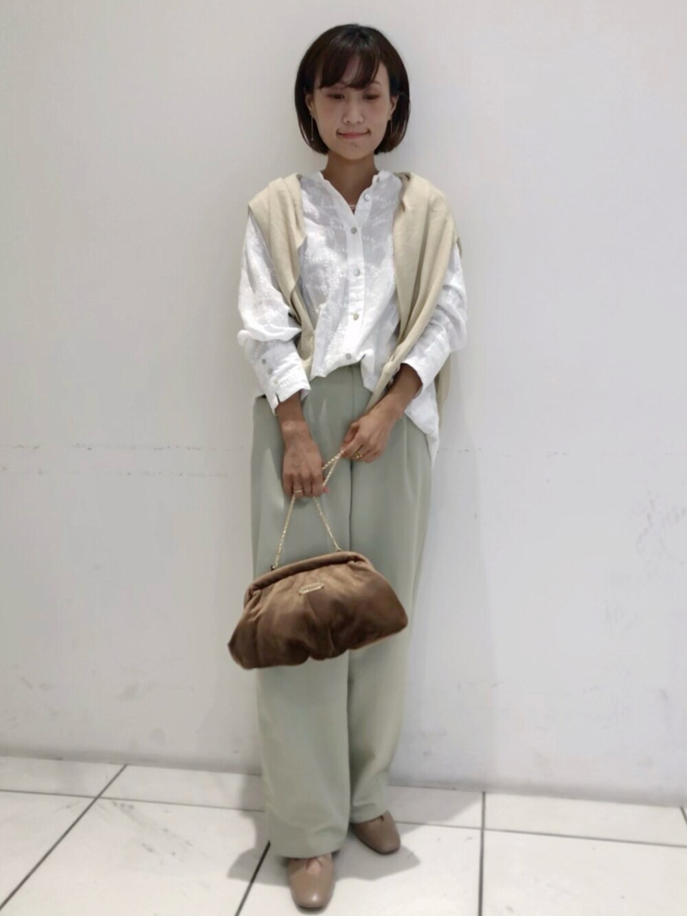 「パンツスタイル、ootd、シャツスタイル、キレイめ、ベロア、淡色コーデ、低身長コーデ、カラーパンツ、ベージュ、刺繍」｜「NOMBRE IMPAIRのミニリーフ刺繍　バンドカラーブラウス（シャツ/ブラウス、ホワイト系）」を使った、saegusa.さん（レディース・151cm）の夏コーディネートの1枚目の写真