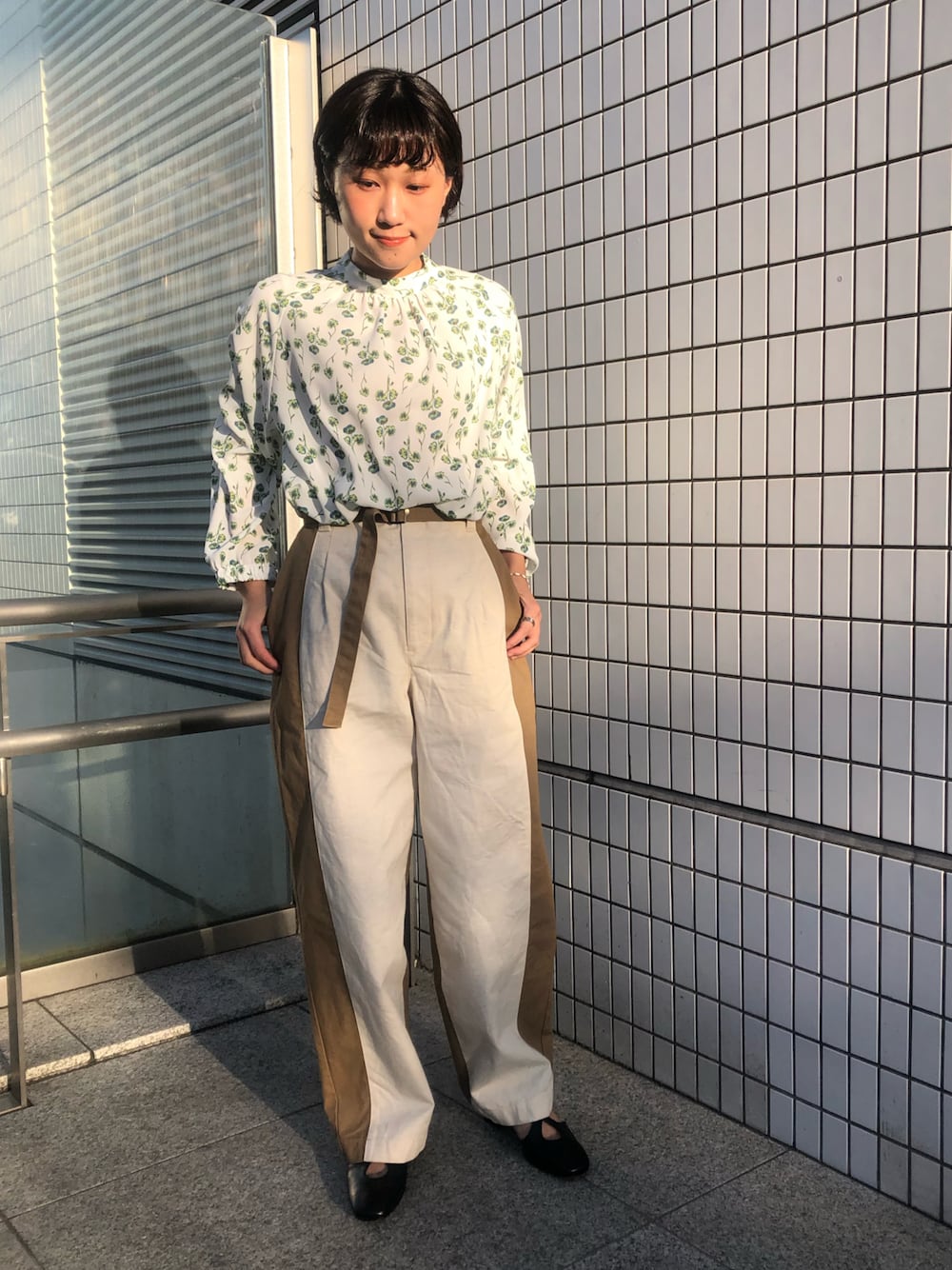 「春、シンプルコーデ、大人カジュアル、ootd、低身長、低身長コーデ、淡色コーデ、花柄、ベージュ、きれいめカジュアル」｜「NOMBRE IMPAIRの【Mezzan boutique】クロスストラップ パンプス（パンプス、ブラック系）」を使った、saegusa.さん（レディース・151cm）の冬コーディネートの1枚目の写真