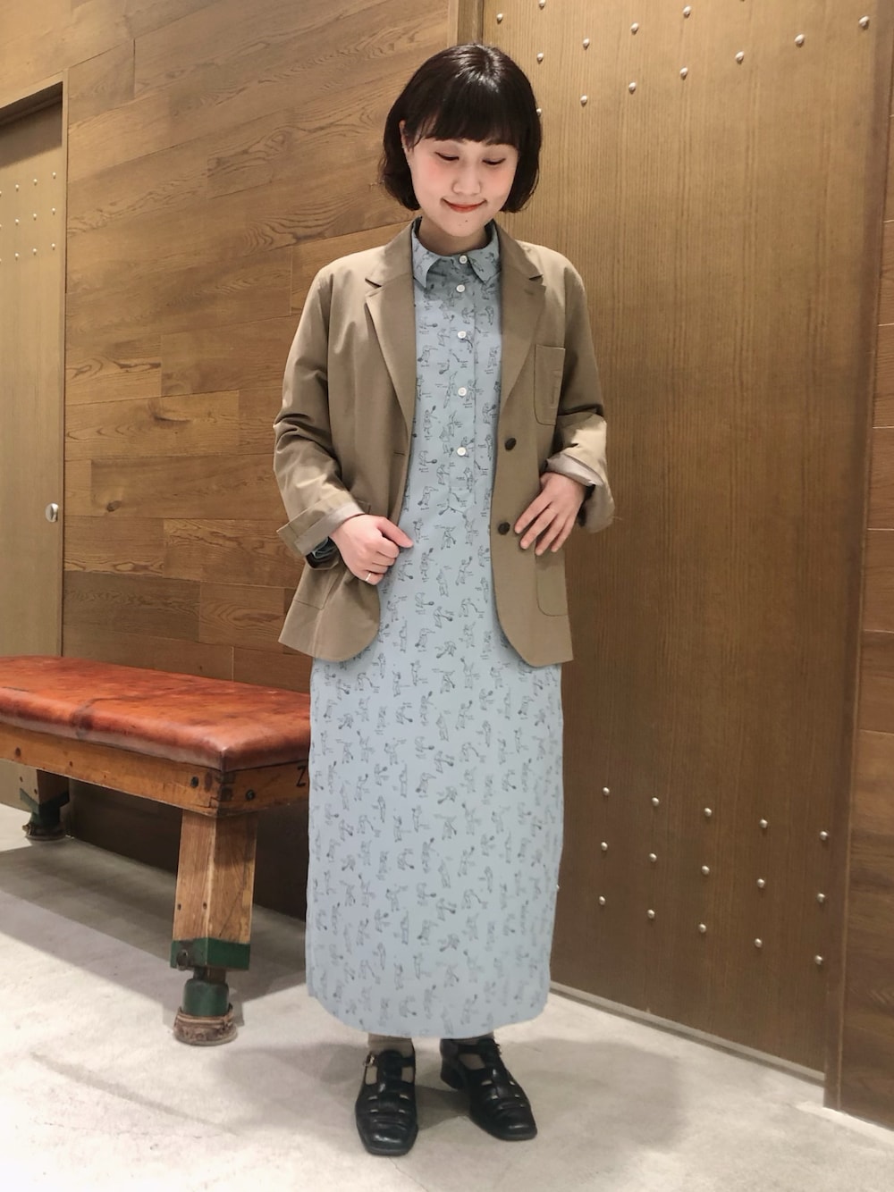 「柄ワンピース、ジャケット、ワンピース、トラッド、outfit、低身長、低身長コーデ、シンプル、ootd、ラクチンコーデ」｜「Blanc Bleu MinuitのテニスPT　プルオーバーシャツワンピース（ワンピース、グレー系）」を使った、saegusa.さん（レディース・151cm）の春コーディネートの1枚目の写真