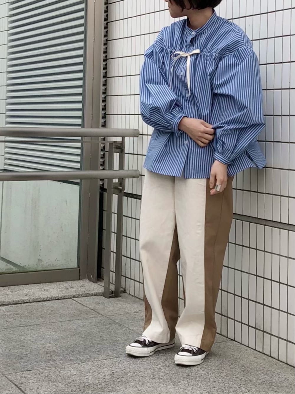 「ストライプ、ボリューム袖、ブラウス、ootd、春カラー、ブルー、低身長コーデ、カジュアル、ベージュ、パンツスタイル」｜「FIL DE FERの綿ヘンプムラ糸キャンバス　カラーコンビパンツ（その他パンツ、ホワイト系）」を使った、saegusa.さん（レディース・151cm）の春コーディネートの1枚目の写真