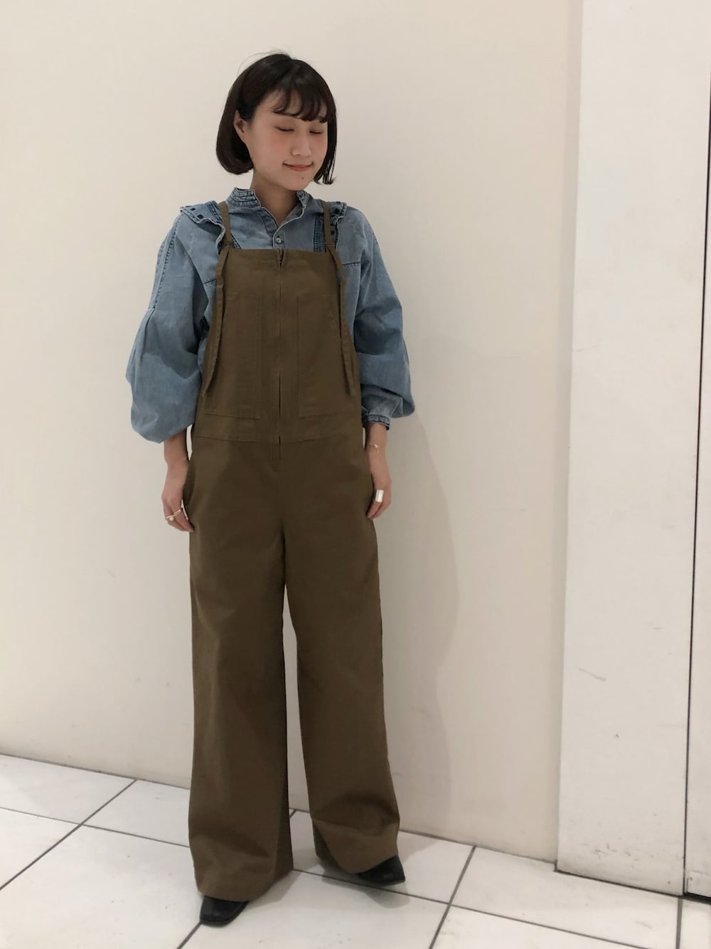 ベージュ系のサロペット/オーバーオール、ブルー系のシャツ/ブラウスを着用したレディースの冬コーディネートの1枚目の写真