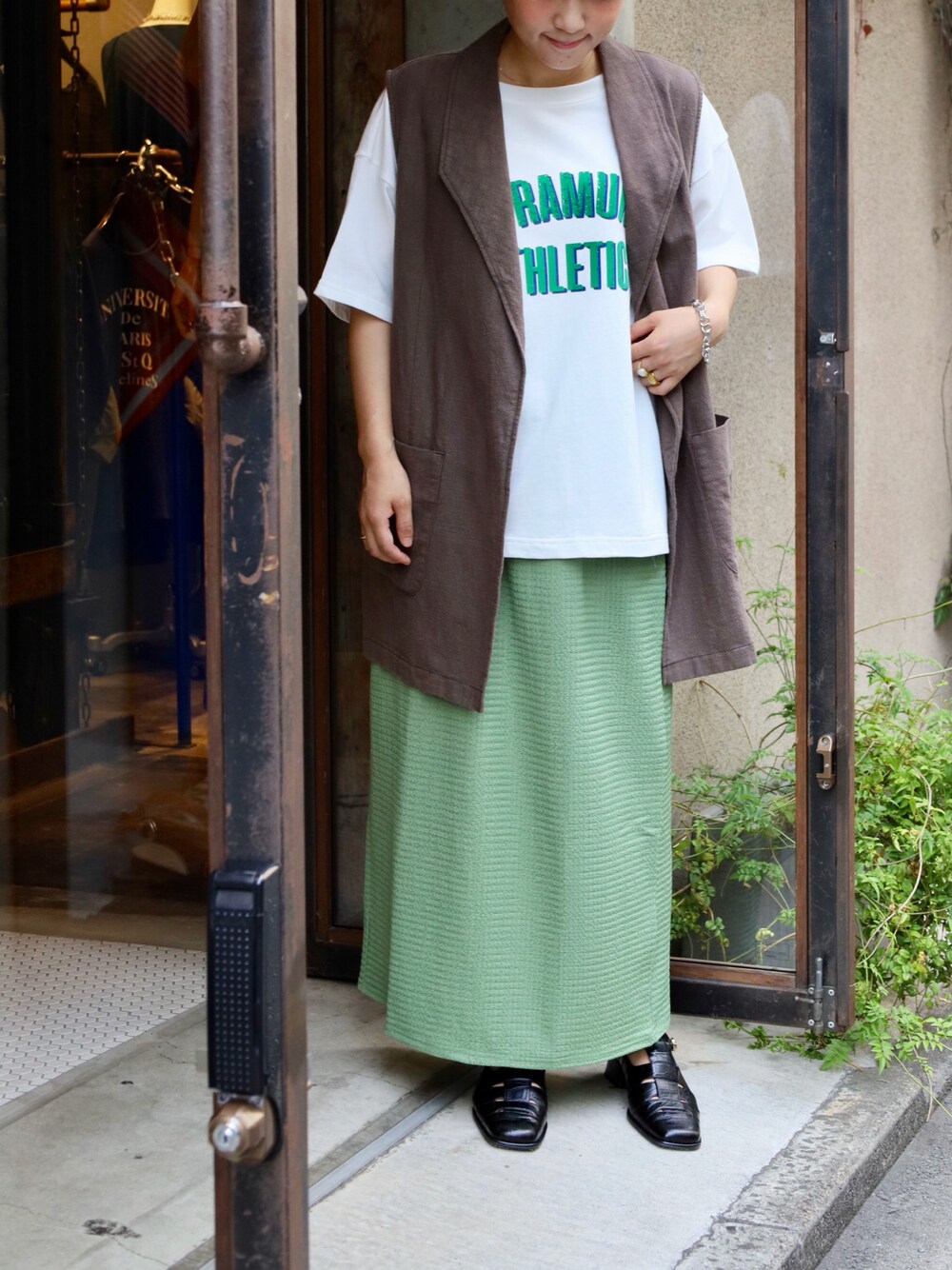 「夏コーデ、大人カジュアル、Tシャツコーデ、カジュアルコーデ、ロゴT、ジレ、低身長コーデ、グリーン、ootd、Tシャツ」｜「NOMBRE IMPAIRのミニウェーブJQ　ストレートスカート（スカート、グリーン系）」を使った、saegusa.さん（レディース・151cm）の夏コーディネートの1枚目の写真