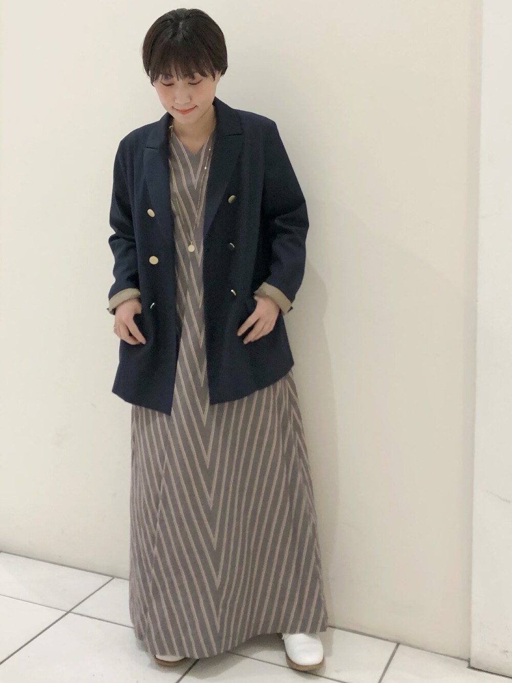 「オトナカジュアル、ootd、キレイめ、低身長コーデ、ジャケット、ワンピース、ストライプ、トラッド、シンプルコーデ、春コーデ」｜「NOMBRE IMPAIRのTWツイルストレッチ　ダブルロングジャケット（テーラードジャケット、ブルー系）」を使った、saegusa.さん（レディース・151cm）の春コーディネートの1枚目の写真