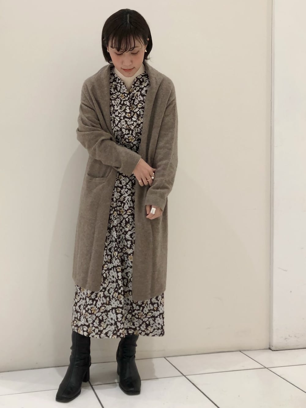 「冬コーデ、ワンピース、花柄、キレイめ、低身長コーデ、カーディガン、ootd、休日スタイル、ニット、ナチュラル」｜「NOMBRE IMPAIRのYAK　ロングコート（カーディガン/ボレロ、ブラウン系）」を使った、saegusa.さん（レディース・151cm）の冬コーディネートの1枚目の写真