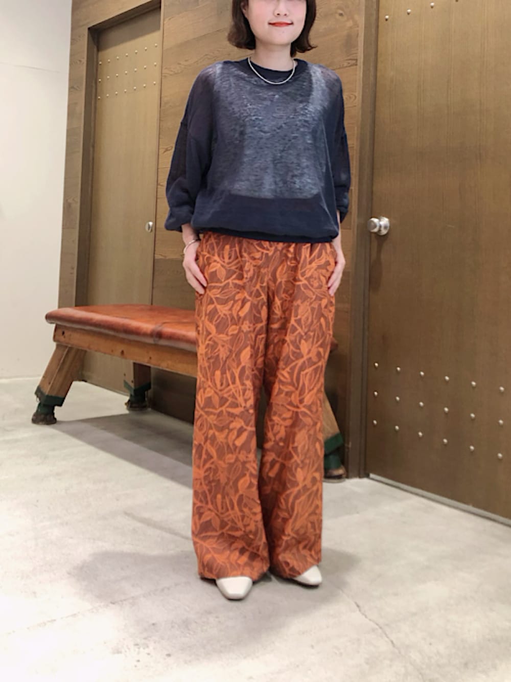「シアー、ネイビー、柄パンツ、イージーパンツ、ボタニカル柄、オレンジ、低身長、低身長コーデ、ootd、リラックススタイル」｜「FIL DE FERのbranch PT イージーパンツ（その他パンツ、ブラウン系）」を使った、saegusa.さん（レディース・151cm）の春コーディネートの1枚目の写真