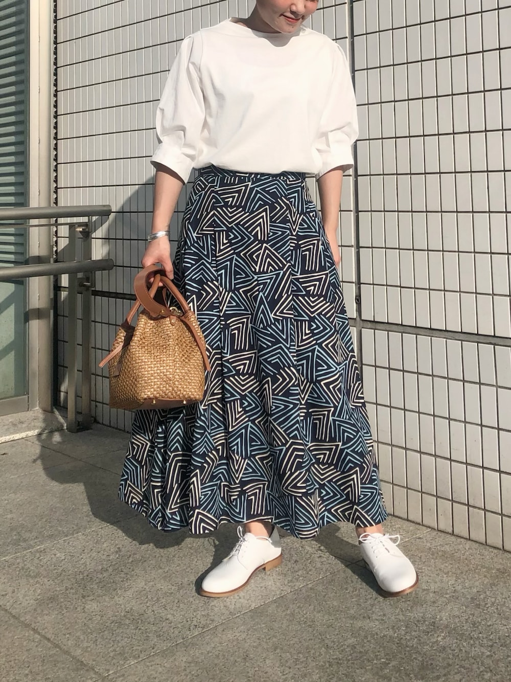 「低身長コーデ、夏コーデ、低身長、ボリューム袖、スカート、春カラー、レトロ、ootd、キレイめ、ホワイト」｜「FIL DE FERのBD天竺　布帛スリーブP/O（Tシャツ/カットソー、ホワイト系）」を使った、saegusa.さん（レディース・151cm）の春コーディネートの1枚目の写真