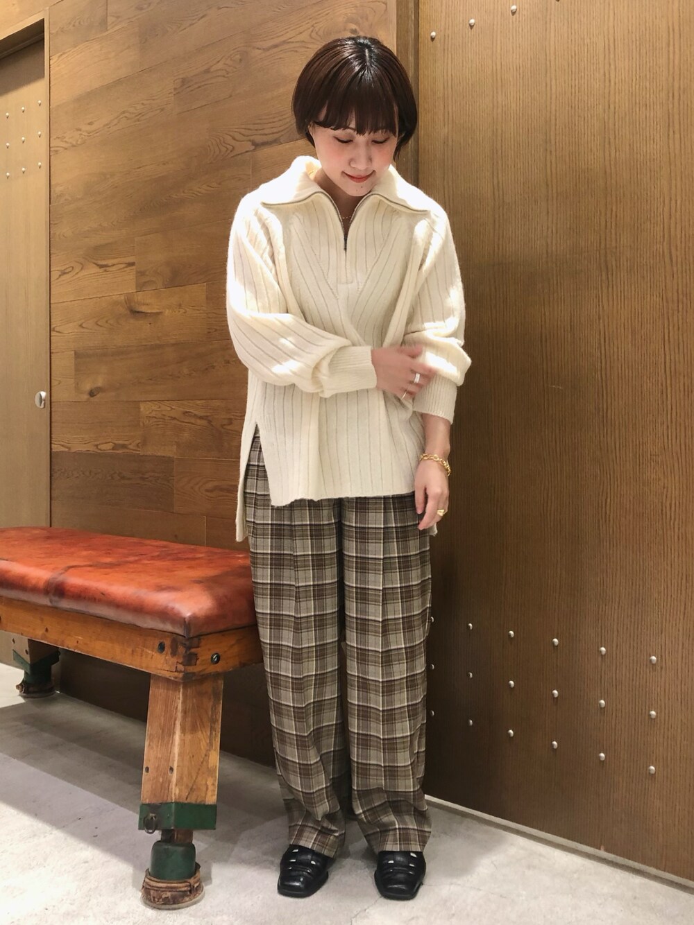 「秋コーデ、ホワイト、ニット、ハーフジップ、チェック、低身長、低身長コーデ、ootd、パンツスタイル、きれいめカジュアル」｜「NOMBRE IMPAIRのポリエステルチェック　２タックトラウザー（その他パンツ、ブラウン系）」を使った、saegusa.さん（レディース・151cm）の秋コーディネートの1枚目の写真