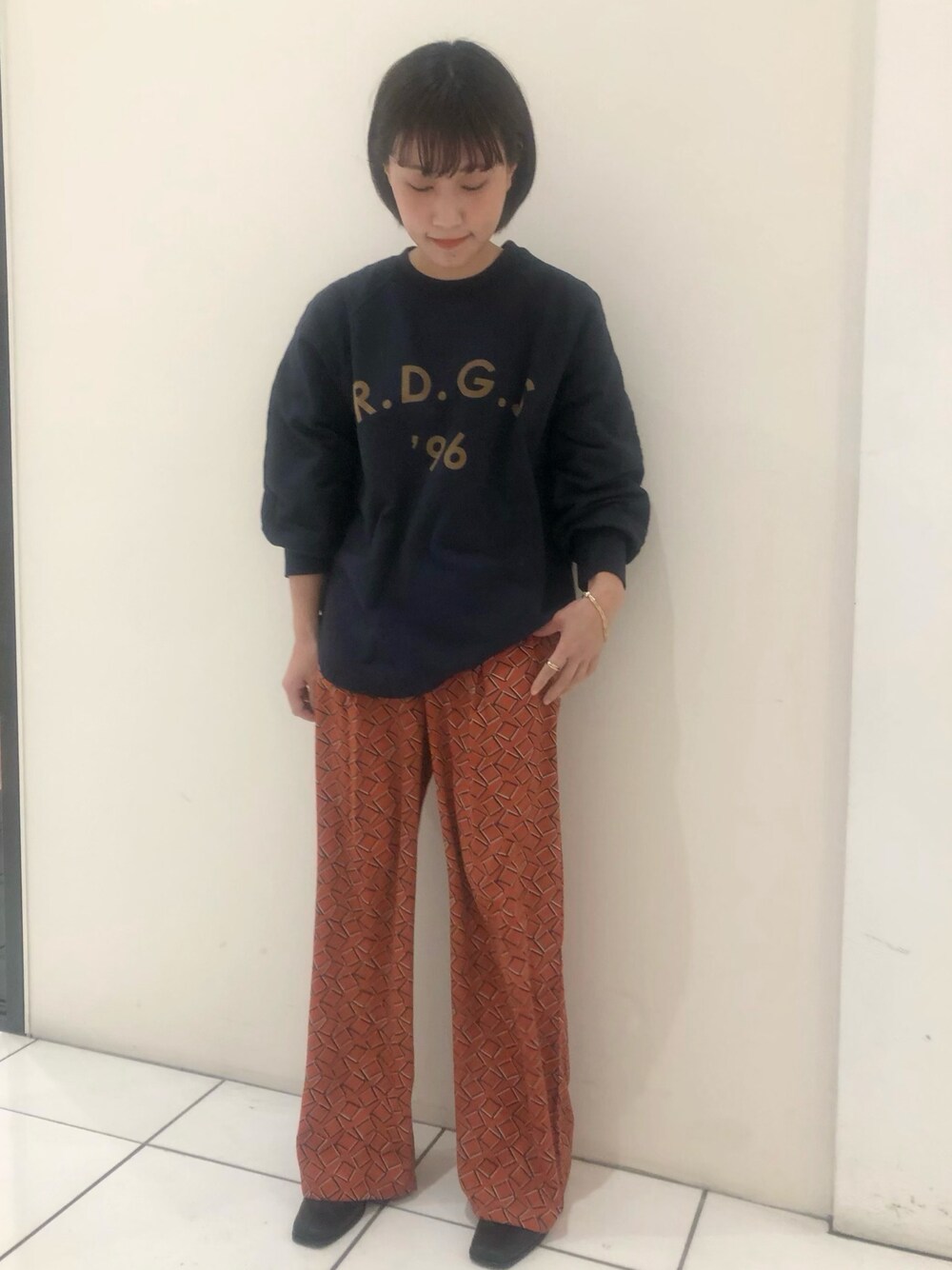 「スウェット、カジュアルコーデ、ラクチンコーデ、柄パンツ、低身長コーデ、ロゴスウェット、ootd、オレンジ、オトナカジュアル、ラフ」｜「NOMBRE IMPAIRのドライ裏毛製品染　ロゴスウェット（スウェット、ブルー系）」を使った、saegusa.さん（レディース・151cm）の冬コーディネートの1枚目の写真