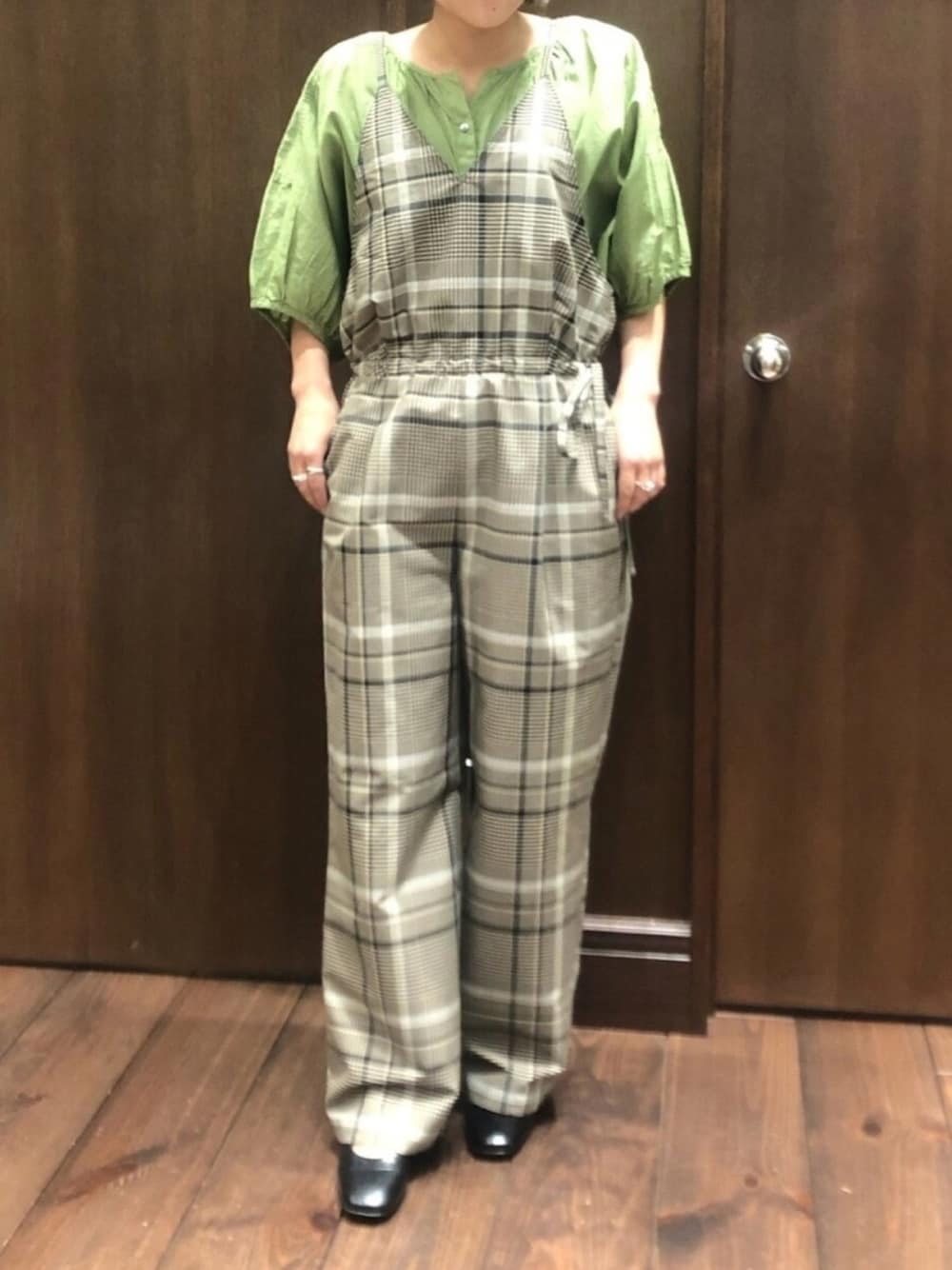 「休日スタイル、ラクチンコーデ、春夏コーデ、カジュアルコーデ、オトナカジュアル、きれいめカジュアル、ベージュ、低身長コーデ、ボリューム袖、サロペット」｜「NOMBRE IMPAIRのインドコットンボイル ドルマンブラウス（シャツ/ブラウス、グリーン系）」を使った、saegusa.さん（レディース・151cm）の春コーディネートの1枚目の写真