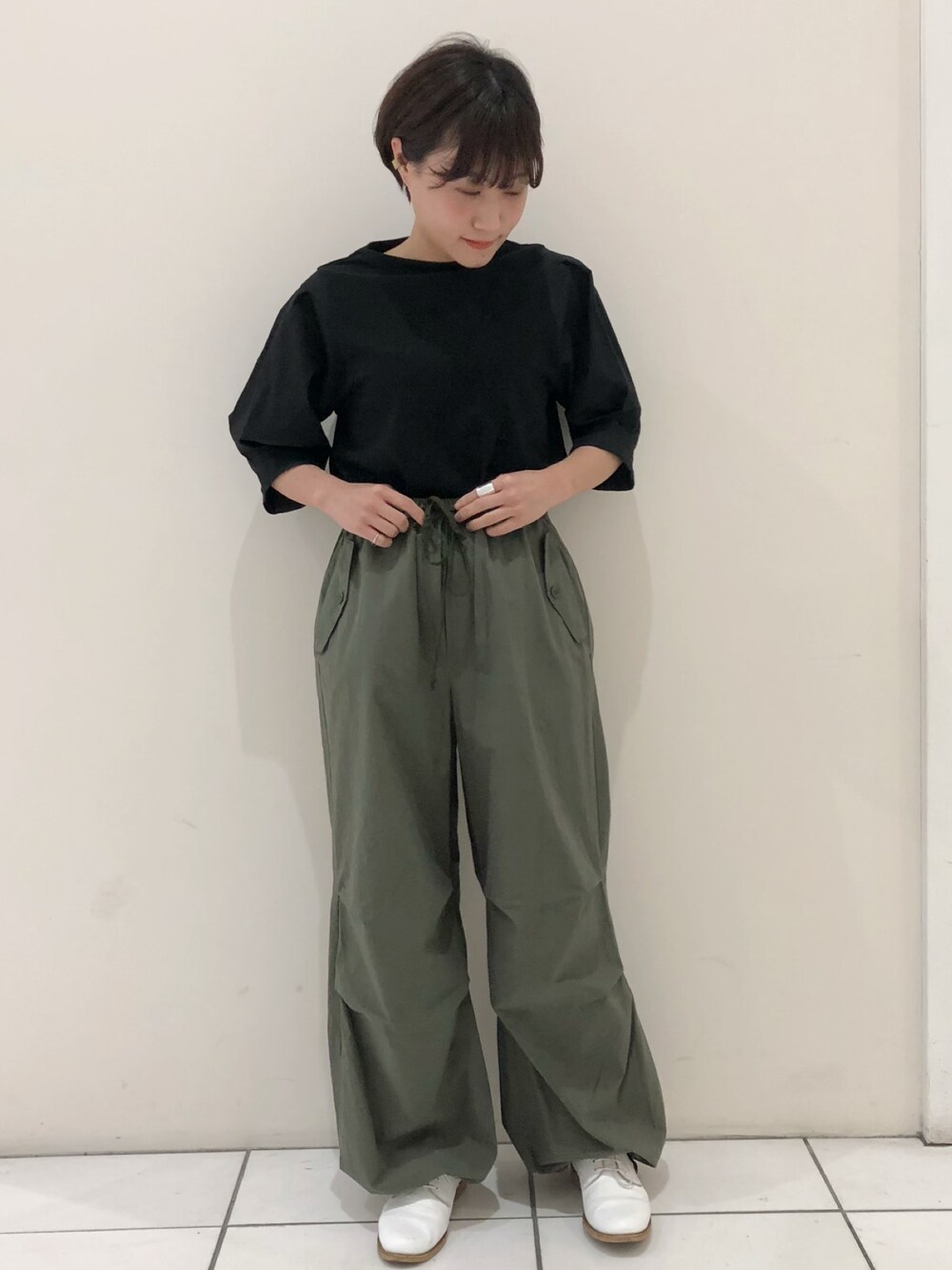 「大人カジュアル、パンツコーデ、黒、カーゴパンツ、カーキ、ミリタリー、低身長コーデ、低身長、ootd、シンプル」｜「FIL DE FERのBD天竺　布帛スリーブP/O（Tシャツ/カットソー、ブルー系）」を使った、saegusa.さん（レディース・151cm）の春コーディネートの1枚目の写真