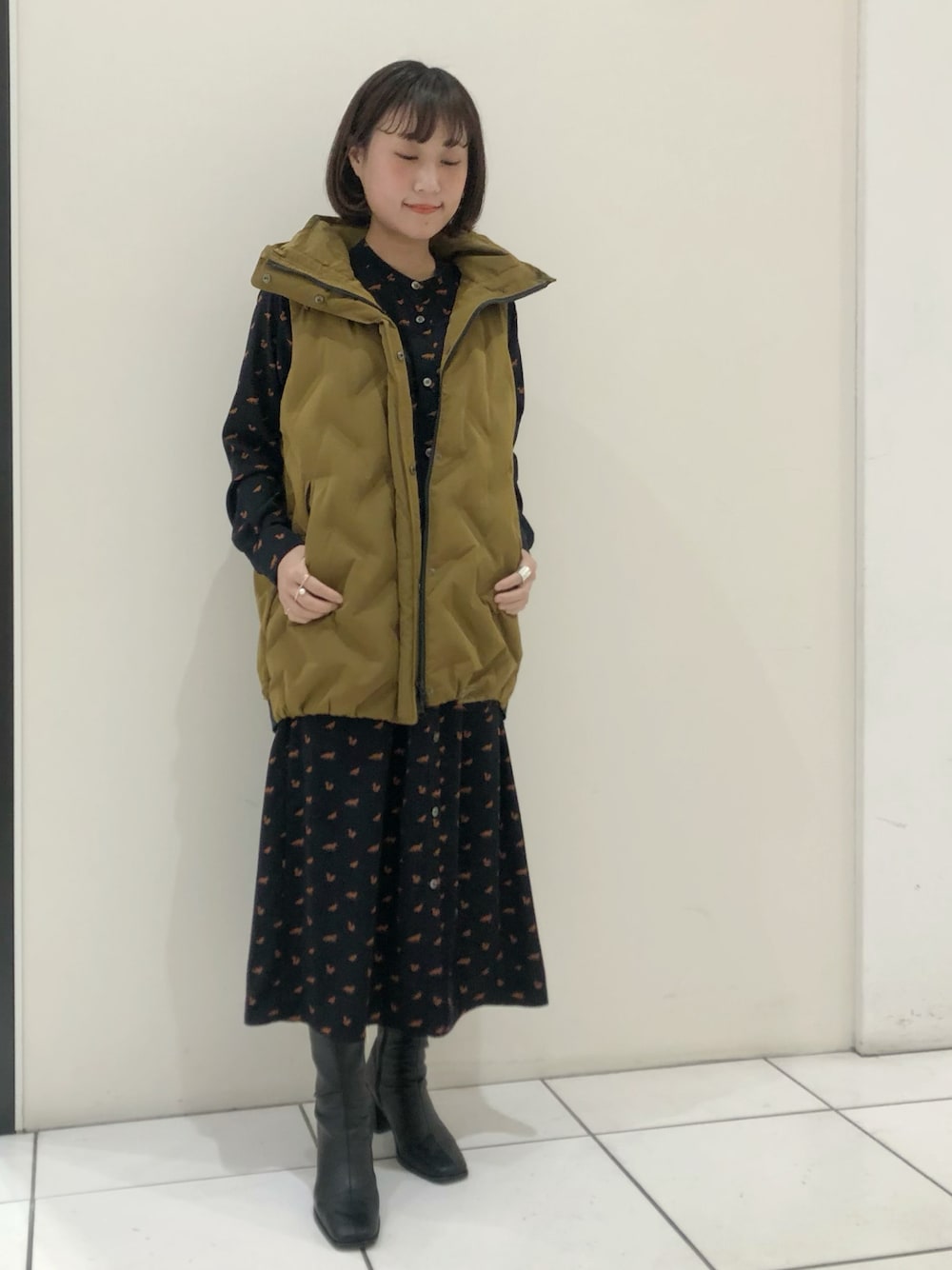 「シンプルコーデ、大人カジュアル、きれいめカジュアル、ダウンベスト、ワンピース、アニマル柄、低身長コーデ、ベスト、レイヤードスタイル、カジュアル、ootd、outfit」｜「NOMBRE IMPAIRのアイテム（ジャケット/アウター、ベージュ系）」を使った、saegusa.さん（レディース・151cm）の冬コーディネートの1枚目の写真