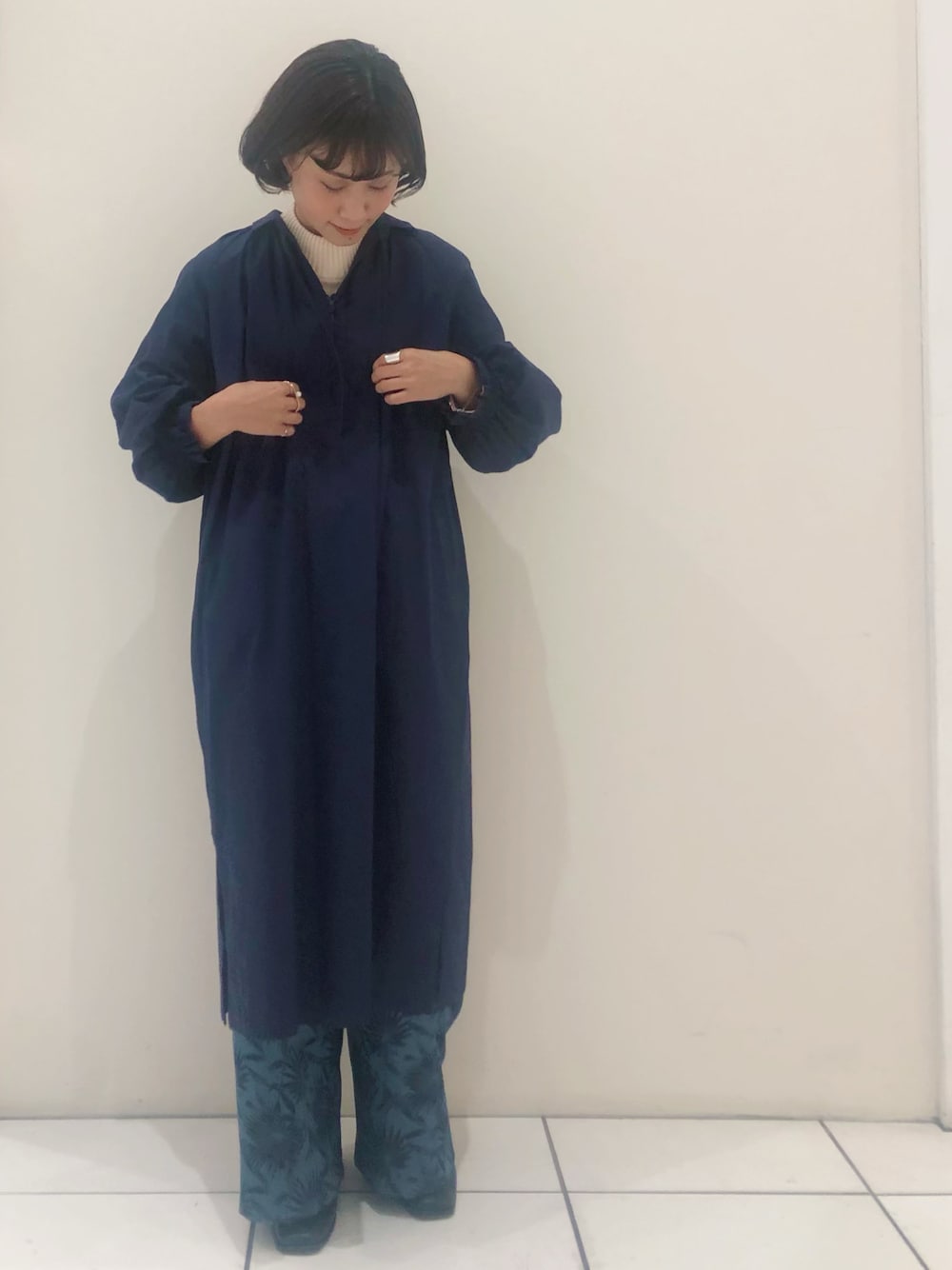 「冬コーデ、レイヤードスタイル、大人カジュアル、ootd、低身長コーデ、柄パンツ、ワンピース、ワイドパンツ、ブルー、ネイビー」｜「NOMBRE IMPAIRのエジプト綿サテン　タイ付きワンピース（ワンピース、ブラック系）」を使った、saegusa.さん（レディース・151cm）の冬コーディネートの1枚目の写真
