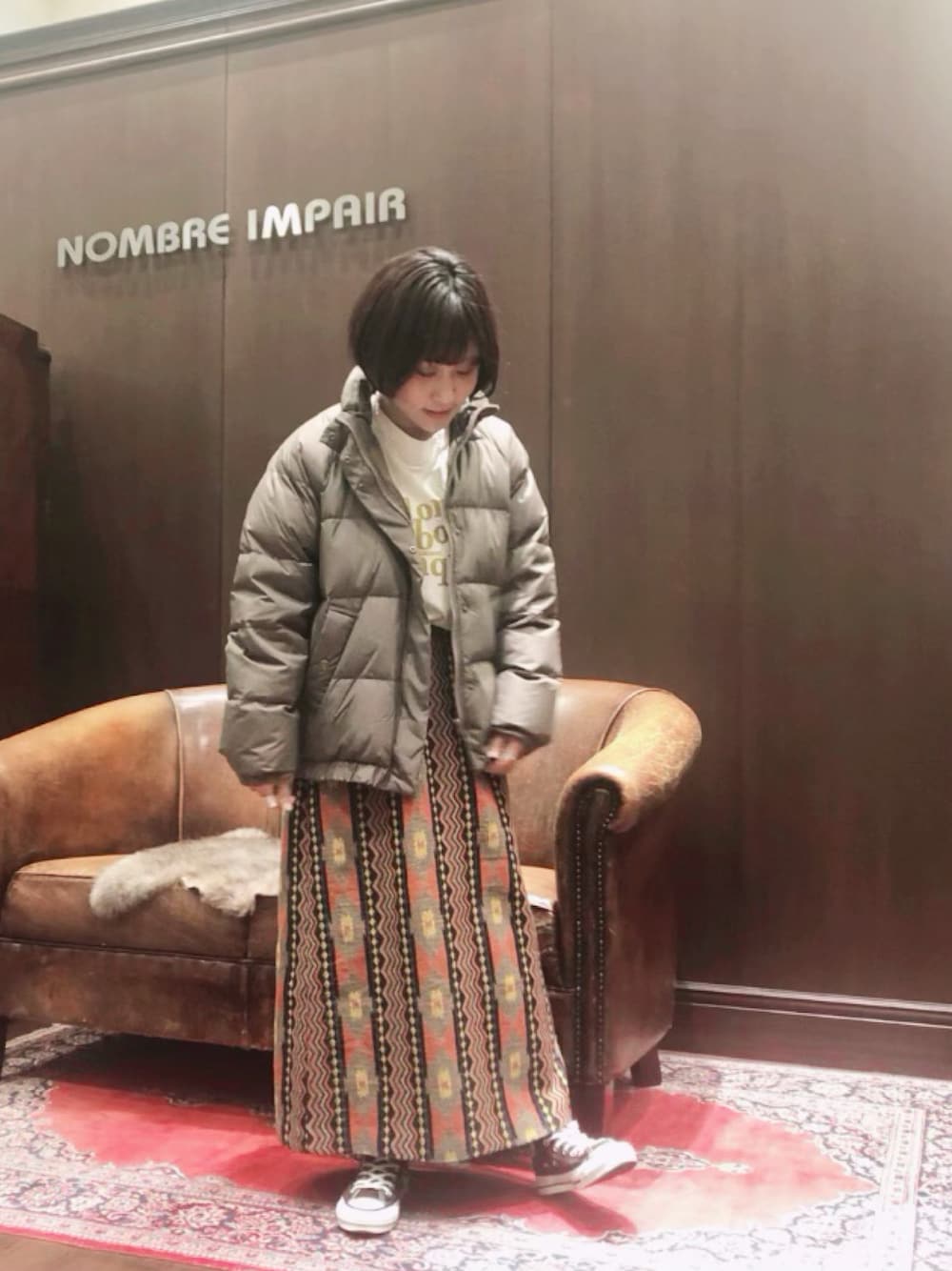 「休日スタイル、オトナカジュアル、カジュアルコーデ、ootd、outfit、低身長コーデ、ダウン、コート、ロゴT、スカート、ナチュラル」｜「NOMBRE IMPAIRのフランケットPT　長袖TEE（Tシャツ/カットソー、イエロー系）」を使った、saegusa.さん（レディース・151cm）の秋コーディネートの1枚目の写真