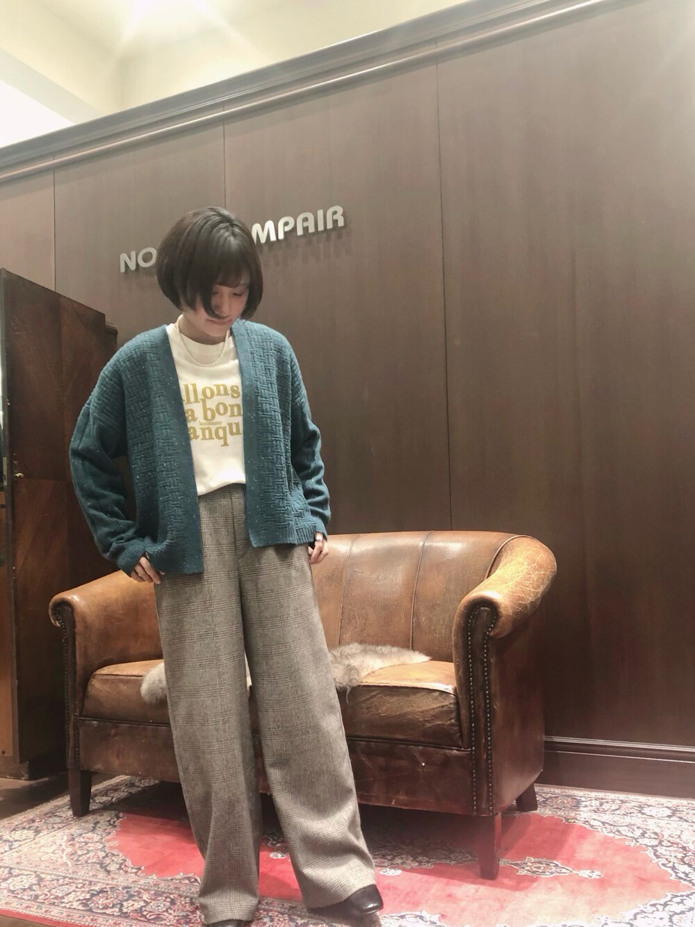 「チェック、ロゴT、カジュアル、シンプル、休日スタイル、パールネックレス、リラックススタイル、ootd、低身長コーデ、秋コーデ」｜「NOMBRE IMPAIRのグレンチェック　イージーパンツ（その他パンツ、ブラウン系）」を使った、saegusa.さん（レディース・151cm）の秋コーディネートの1枚目の写真