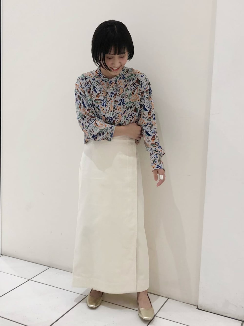 「春コーデ、スカートスタイル、ootd、outfit、柄シャツ、ブラウス、スカート、カラフル、春、パンプス、低身長コーデ、低身長」｜「FIL DE FERのラフタッチフラワー　スタンドネックブラウス（シャツ/ブラウス、グレー系）」を使った、saegusa.さん（レディース・151cm）の冬コーディネートの1枚目の写真