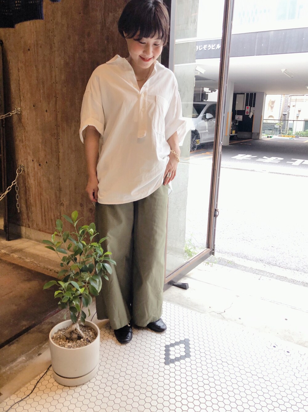 「シンプルコーデ、ポロシャツ、夏服、低身長、低身長コーデ、メンズライク、カーキ、ootd、ワイドパンツ、シャツ」｜「NOMBRE IMPAIRのミリタリーサージ　ワイドストレートパンツ（その他パンツ、グリーン系）」を使った、saegusa.さん（レディース・151cm）の夏コーディネートの1枚目の写真