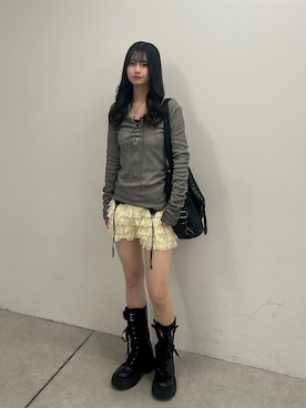 「WHO'S WHO gallery（フーズフーギャラリー）のプロセストレースアップトップス（Tシャツ/カットソー、グレー系）」を使った、makiさん（レディース・159cm）の春コーディネート