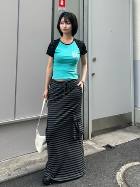 「WHO'S WHO gallery（フーズフーギャラリー）のボーダーカーゴロングスカート（スカート、グレー系）」を使った、makiさん（レディース・159cm）の夏コーディネート