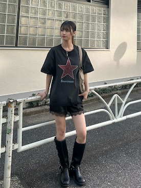 「WHO'S WHO gallery（フーズフーギャラリー）の【UNISEX】SourcreamラインストーンスターグラフィックTEE（Tシャツ/カットソー、ブラック系）」を使った、makiさん（レディース・159cm）の春コーディネート
