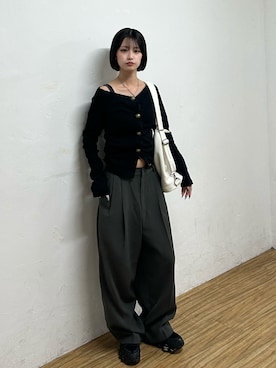 「WHO'S WHO gallery（フーズフーギャラリー）の【WEB限定】ゴールドボタンギャザーL/Sトップス（Tシャツ/カットソー、ブラック系）」を使った、makiさん（レディース・159cm）の夏コーディネート