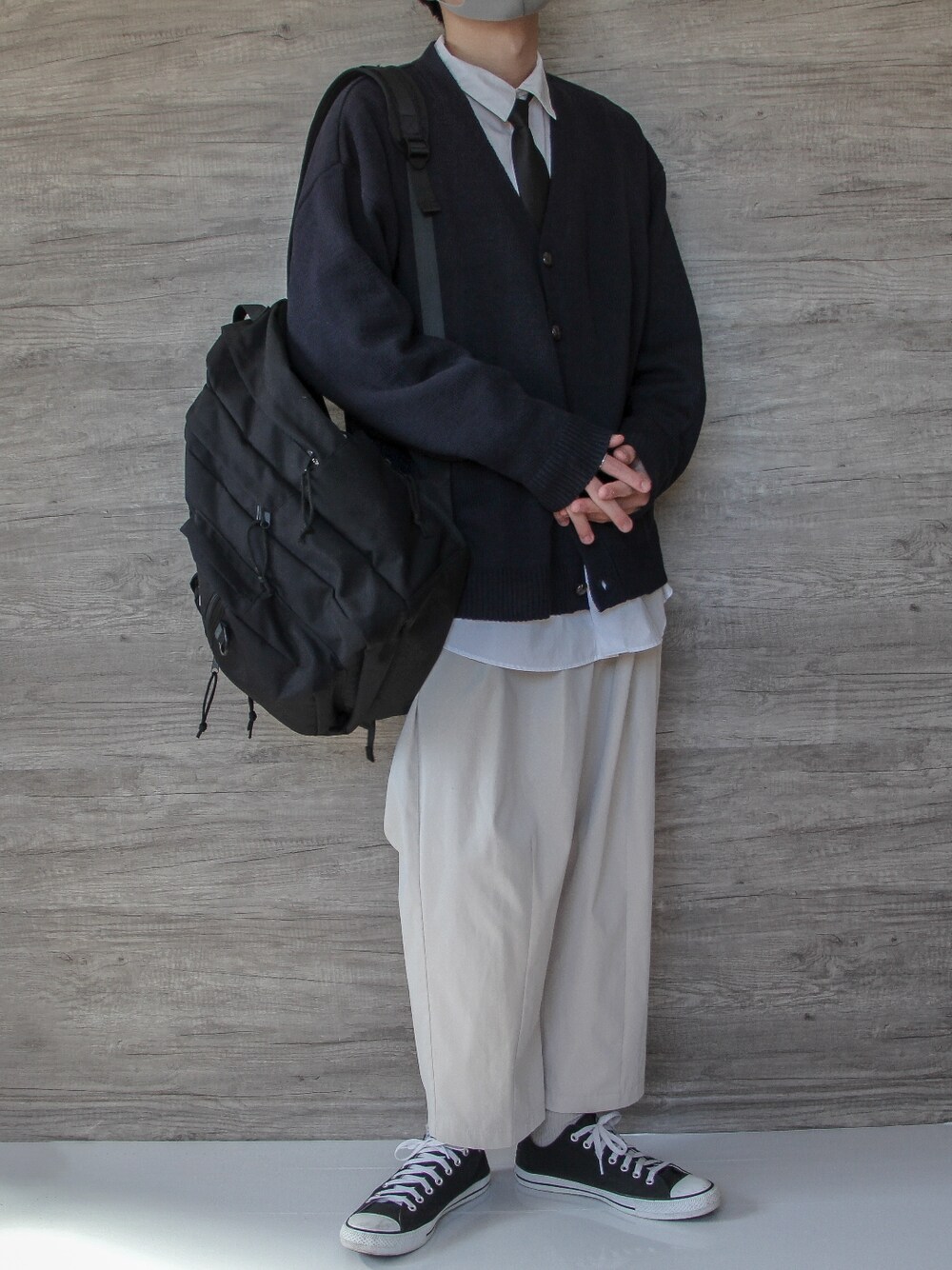 ブルー系のカーディガン/ボレロ、ホワイト系のシャツ/ブラウス、ホワイト系のその他パンツを着用したメンズの春コーディネートの2枚目の写真