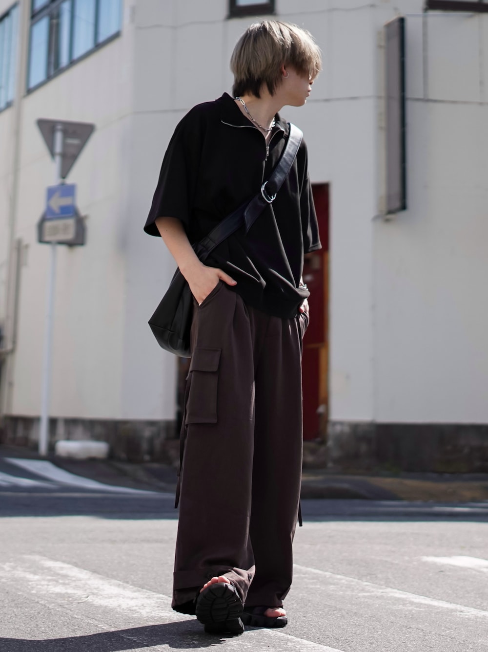 「春夏コーデ、シンプルコーデ、ハーフジップ、カーゴパンツ、厚底シューズ、厚底サンダル、プチプラ、きれいめカジュアル、休日スタイル、韓国ファッション、ショルダーバッグ、レザー」｜「CLELの【CLEL】half zip fake suede half sleeve pullover/ハーフジップ フェイクスエード 半袖プルオーバー（Tシャツ/カットソー、ブラック系）」を使った、けいさん（メンズ・177cm）の春コーディネートの1枚目の写真