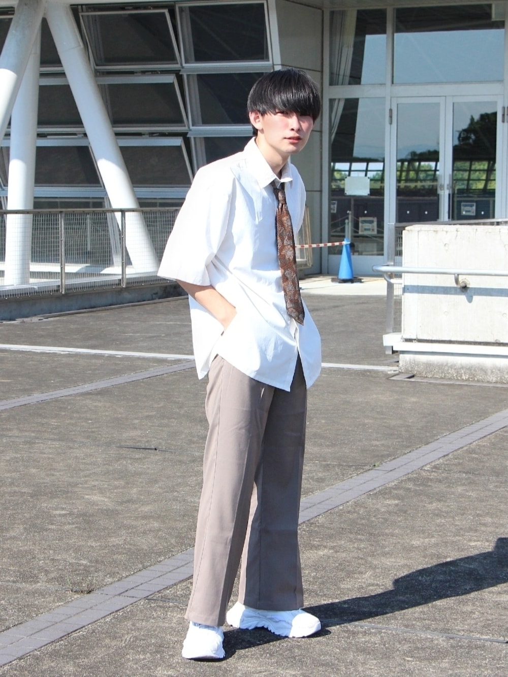 ベージュ系のその他パンツ、ホワイト系のシャツ/ブラウス、ブラウン系のネクタイを着用したメンズの春コーディネートの1枚目の写真