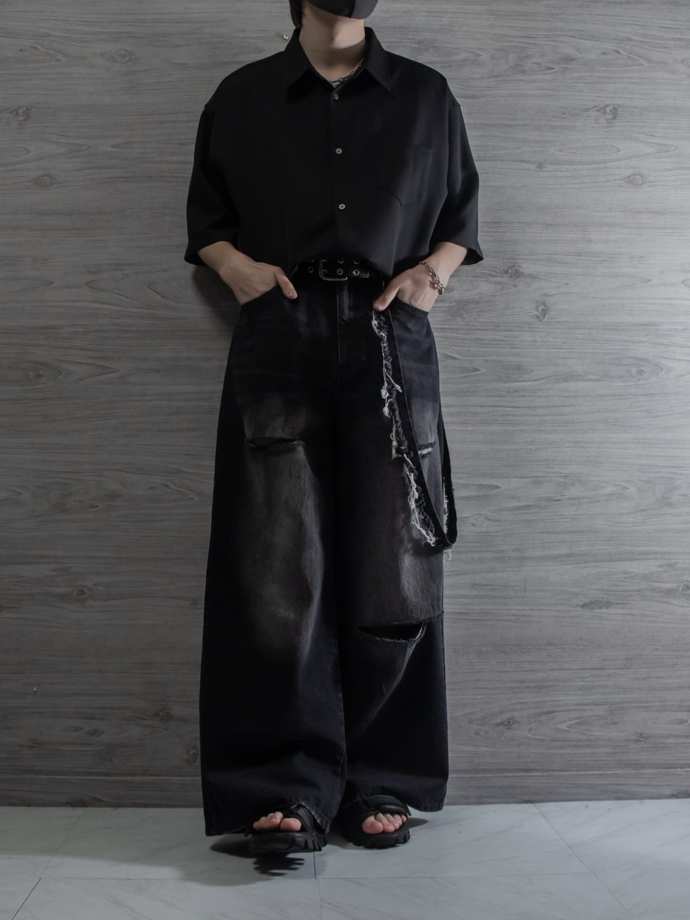 けいさんの「【VELNUS】【12oz】 Vintage design damaged wide baggy denim pants/ヴィンテージデザインダメージ加工ワイドバギーデニムパンツ（VELNUS）」を使ったコーディネートの1枚目の写真