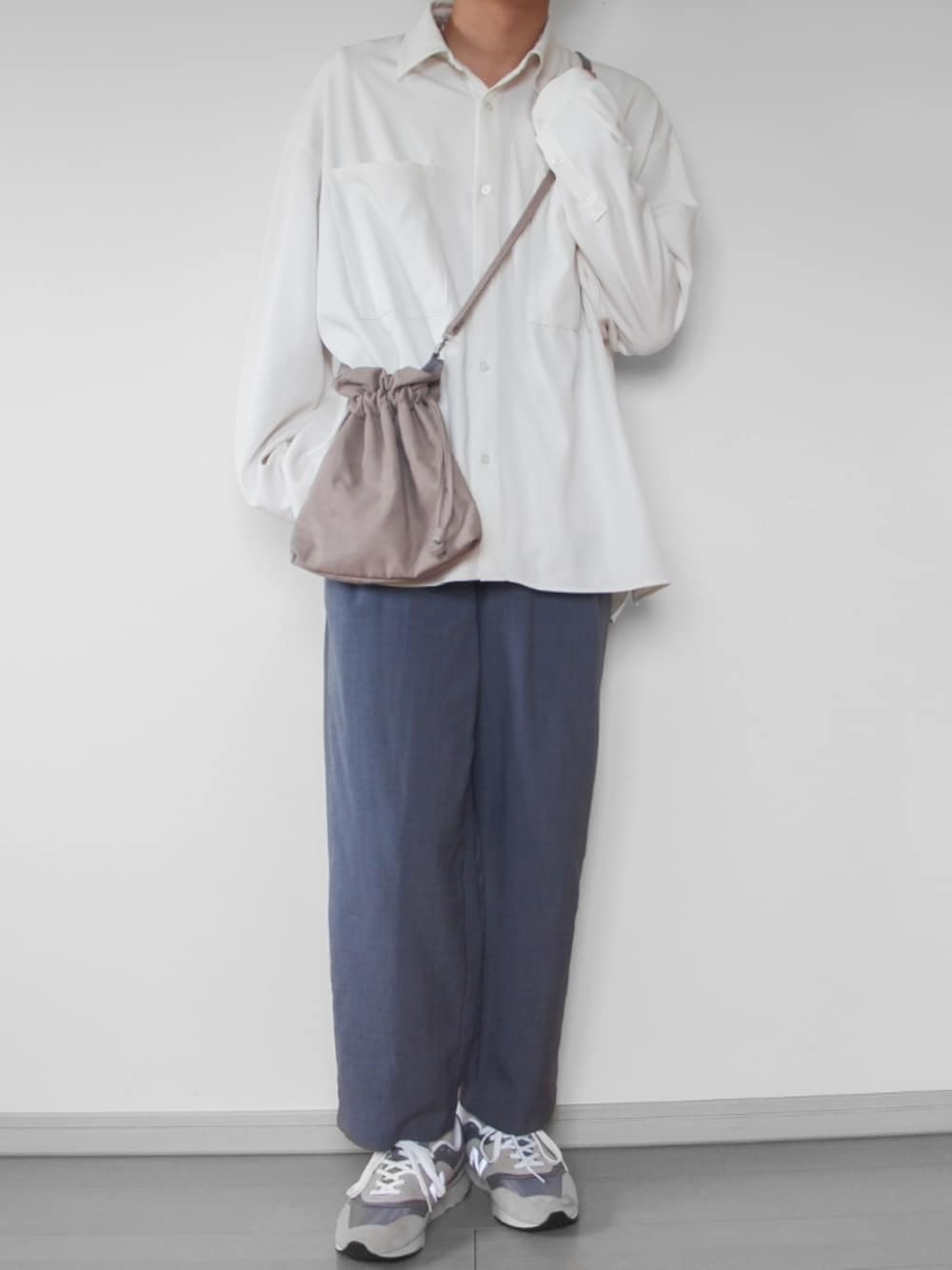 「シンプル、休日スタイル、秋服準備はじめました、秋のコーデ、プチプラ、白シャツ、シャツスタイル、きれいめカジュアル、ゆるコーデ、New Balance、ショルダーバッグ」｜「SENSE OF PLACE by URBAN RESEARCHのリネンライクタックワイドパンツ（その他パンツ、ブルー系）」を使った、けいさん（メンズ・177cm）の秋コーディネートの1枚目の写真