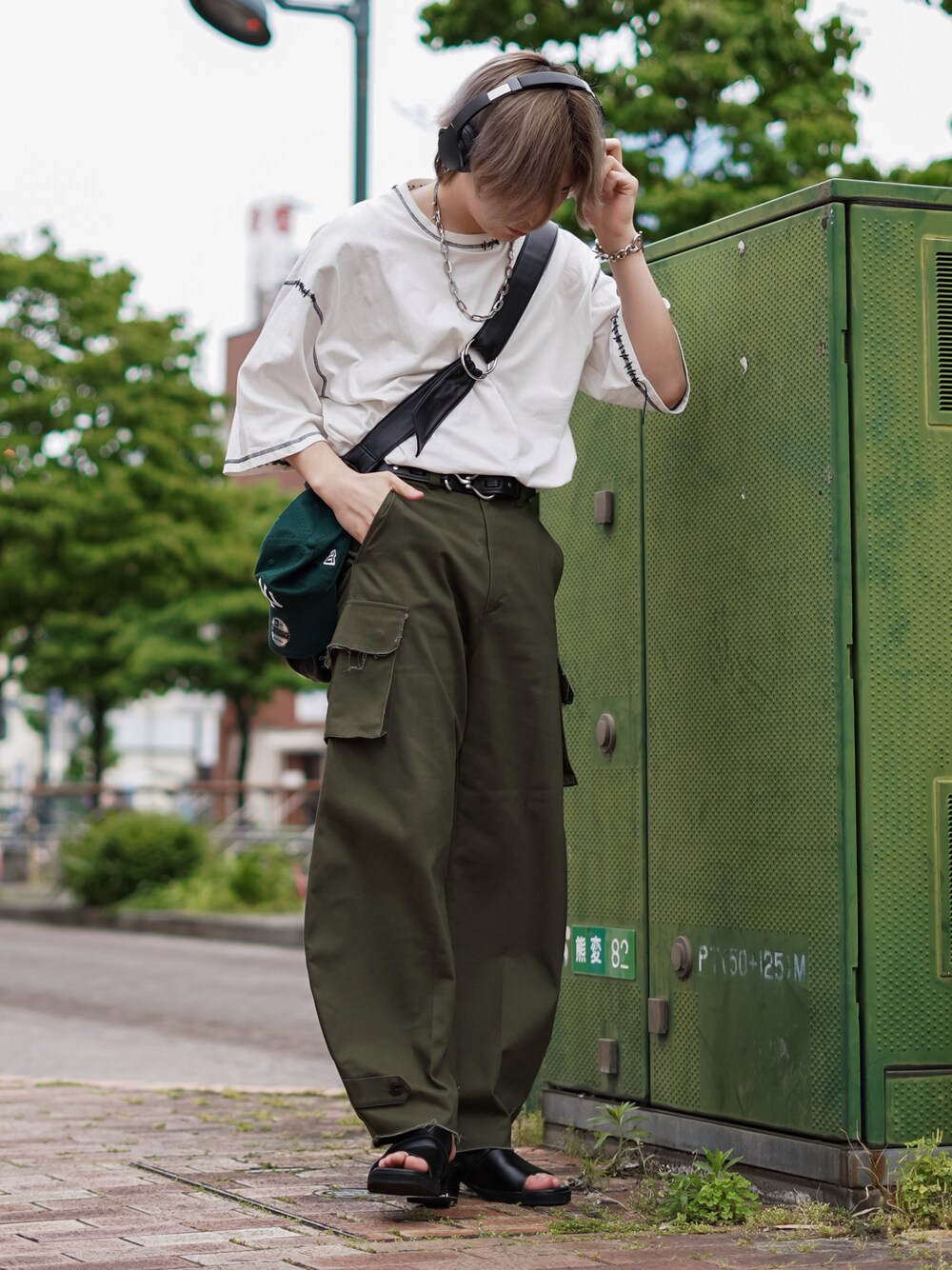 カーゴパンツ（グリーン系）を使った「タックイン」の人気ファッション