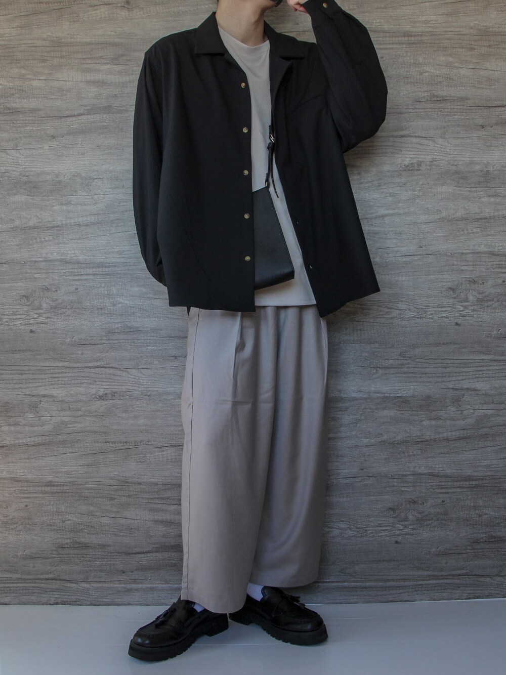 ブラック系のシャツ/ブラウス、ベージュ系のTシャツ/カットソー、ベージュ系のスラックスを着用したメンズの冬コーディネートの2枚目の写真