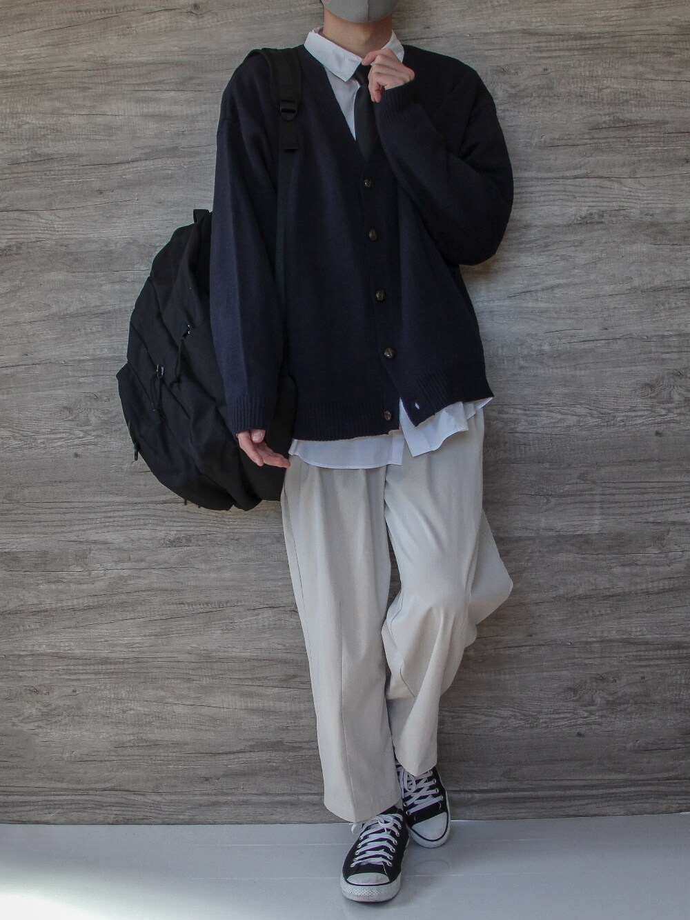 ブルー系のカーディガン/ボレロ、ホワイト系のシャツ/ブラウス、ホワイト系のその他パンツを着用したメンズの春コーディネートの3枚目の写真