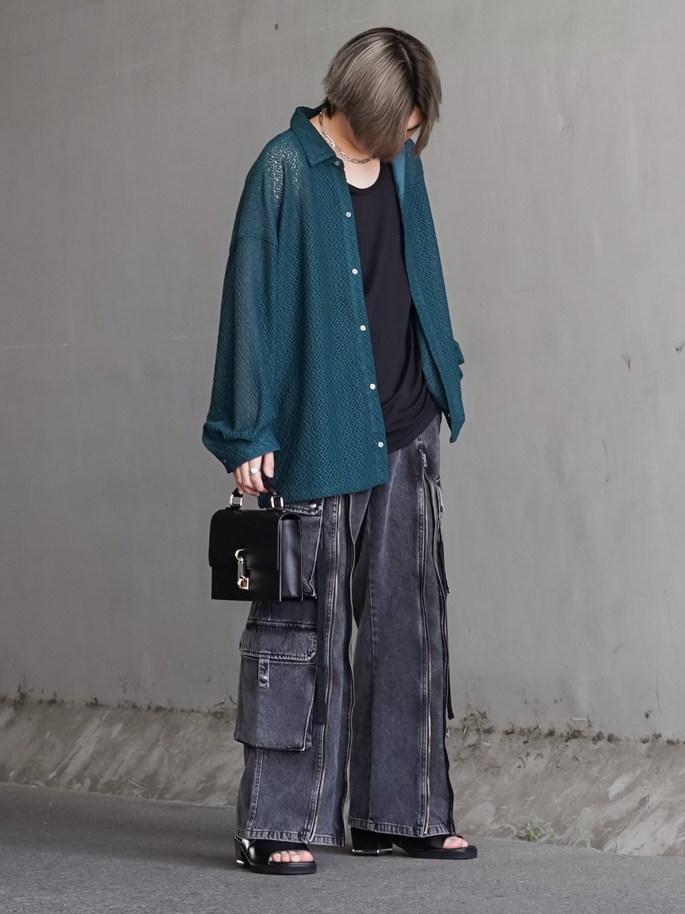 「シンプルコーデ、春夏コーデ、レイヤードスタイル、レース、シアーシャツ、デニム、カーゴパンツ、ショルダーバッグ、タンクトップ、厚底シューズ、サンダル、モード、きれいめカジュアル、プチプラ、韓国ファッション」｜「CLELの【CLEL】Balloon Sleeves Loose Lace Shirt/バルーン袖 ルーズ レースシャツ（シャツ/ブラウス、グリーン系）」を使った、けいさん（メンズ・177cm）の春コーディネートの1枚目の写真