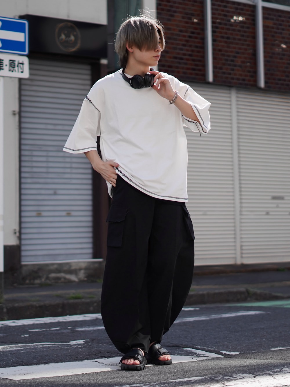 「シンプルコーデ、きれいめカジュアル、白Tシャツ、ビッグシルエット、カーゴパンツ、夏コーデ、休日スタイル、シルバーアクセサリー、厚底シューズ、厚底サンダル、プチプラ」｜「CIASENSEのPigmented hand-stitched oversized T-shirt/ピグメント ハンドステッチ オーバーサイズTシャツ（Tシャツ/カットソー、ホワイト系）」を使った、けいさん（メンズ・177cm）の夏コーディネートの1枚目の写真