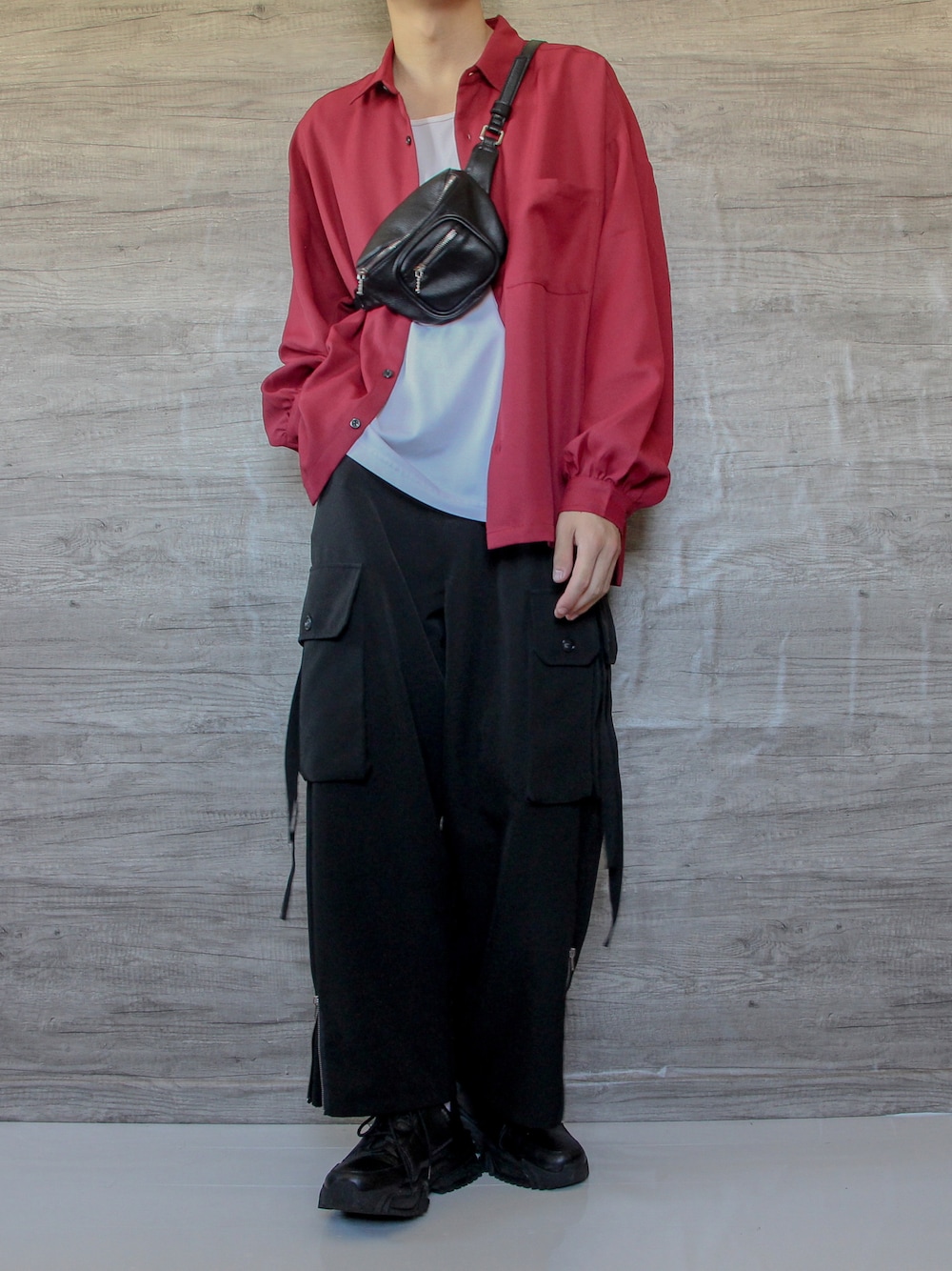 レッド系のシャツ/ブラウス、ホワイト系のタンクトップ、ブラック系のカーゴパンツを着用したメンズの秋コーディネートの1枚目の写真