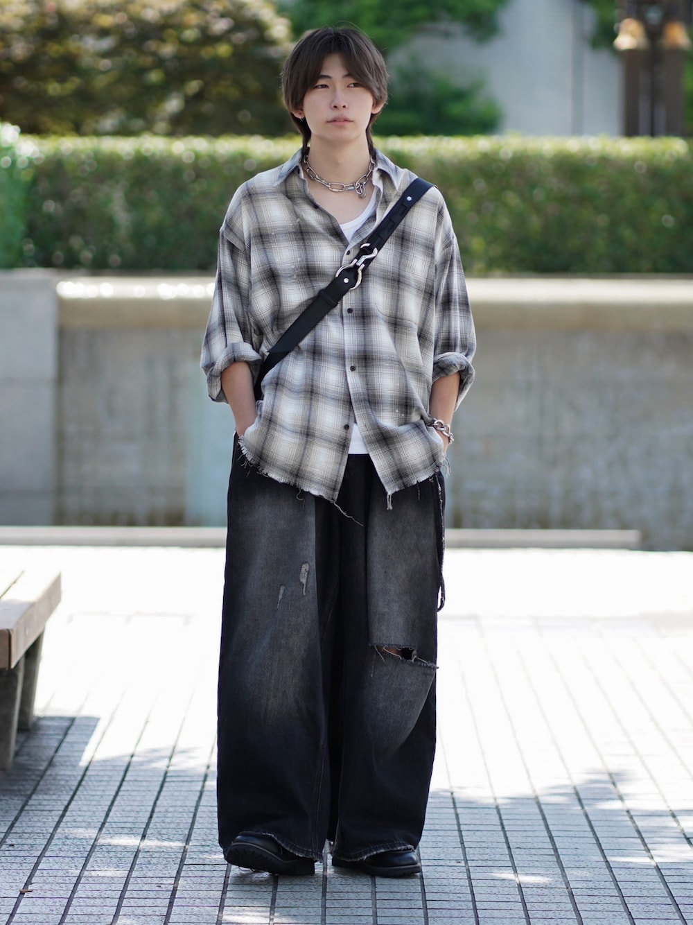 「チェック、厚底シューズ、古着MIX、秋服準備はじめました、シャツスタイル、ローファー、淡色コーデ、ブラウン、韓国ファッション、きれいめカジュアル、ショルダーバッグ、休日スタイル、デニム、ワイドパンツ、レイヤードスタイル」｜「FREAK'S STOREの限定展開 Relax Fit リラックスフィット ブリーチ加工 オンブレチェック ネルシャツ/ビッグシルエット（シャツ/ブラウス、ホワイト系）」を使った、けいさん（メンズ・177cm）の秋コーディネートの1枚目の写真