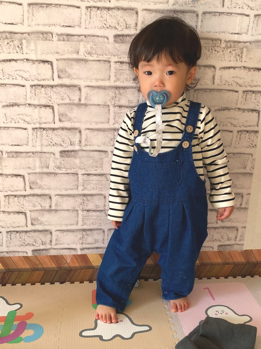 「男の子、キッズファッション、男の子コーデ、むすこーで、1歳、サロペット、ベビーファッション、秋コーデ、1歳4ヶ月、男の子ベビー、タートルネック、ボーダートップス」｜「西松屋のアイテム（トップス、ホワイト系）」を使った、itmuuuuuさん（キッズ・80cm）の秋コーディネートの1枚目の写真
