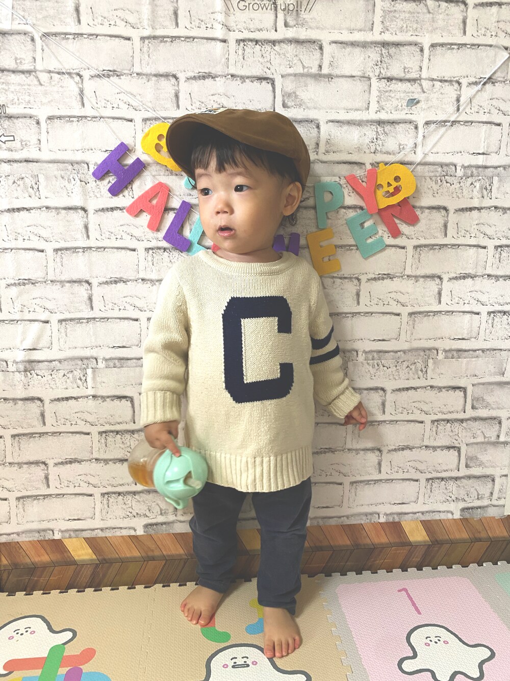 「WEARハロウィン2022、キッズコーデ、シンプルコーデ、キッズファッション、秋服、おとこのこ、キャスケット、1歳」｜「Cherokeeのアイテム（ニット/セーター、ベージュ系）」を使った、itmuuuuuさん（キッズ・80cm）の秋コーディネートの1枚目の写真