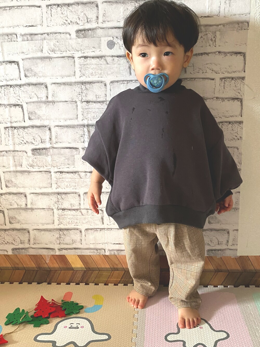 「スウェット、カジュアルコーデ、秋服、リンクコーデ、キッズファッション、パーカー、男の子コーデ、男の子、チェックパンツ、むすこーで、ハイネック、おそろいコーデ、1歳」｜「GUのアイテム（パンツ、ブラウン系）」を使った、itmuuuuuさん（キッズ・80cm）の秋コーディネートの1枚目の写真