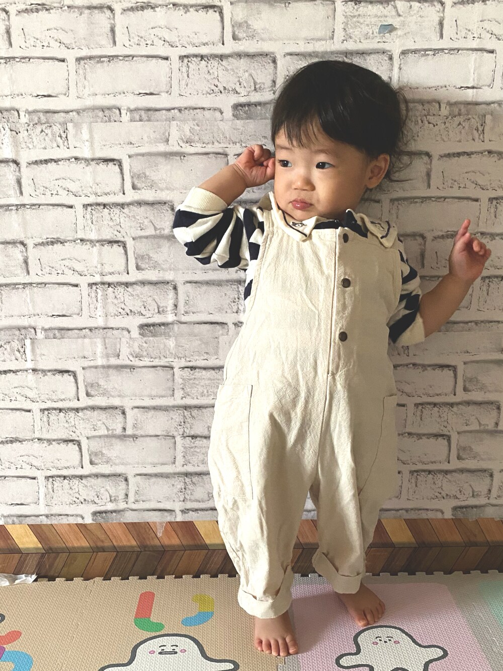 「カジュアルコーデ、キッズファッション、秋服、男の子コーデ、ボーダー、男の子、むすこーで、ボーダートップス、1歳」｜「しまむらのアイテム（サロペット/オーバーオール、ホワイト系）」を使った、itmuuuuuさん（キッズ・80cm）の秋コーディネートの1枚目の写真