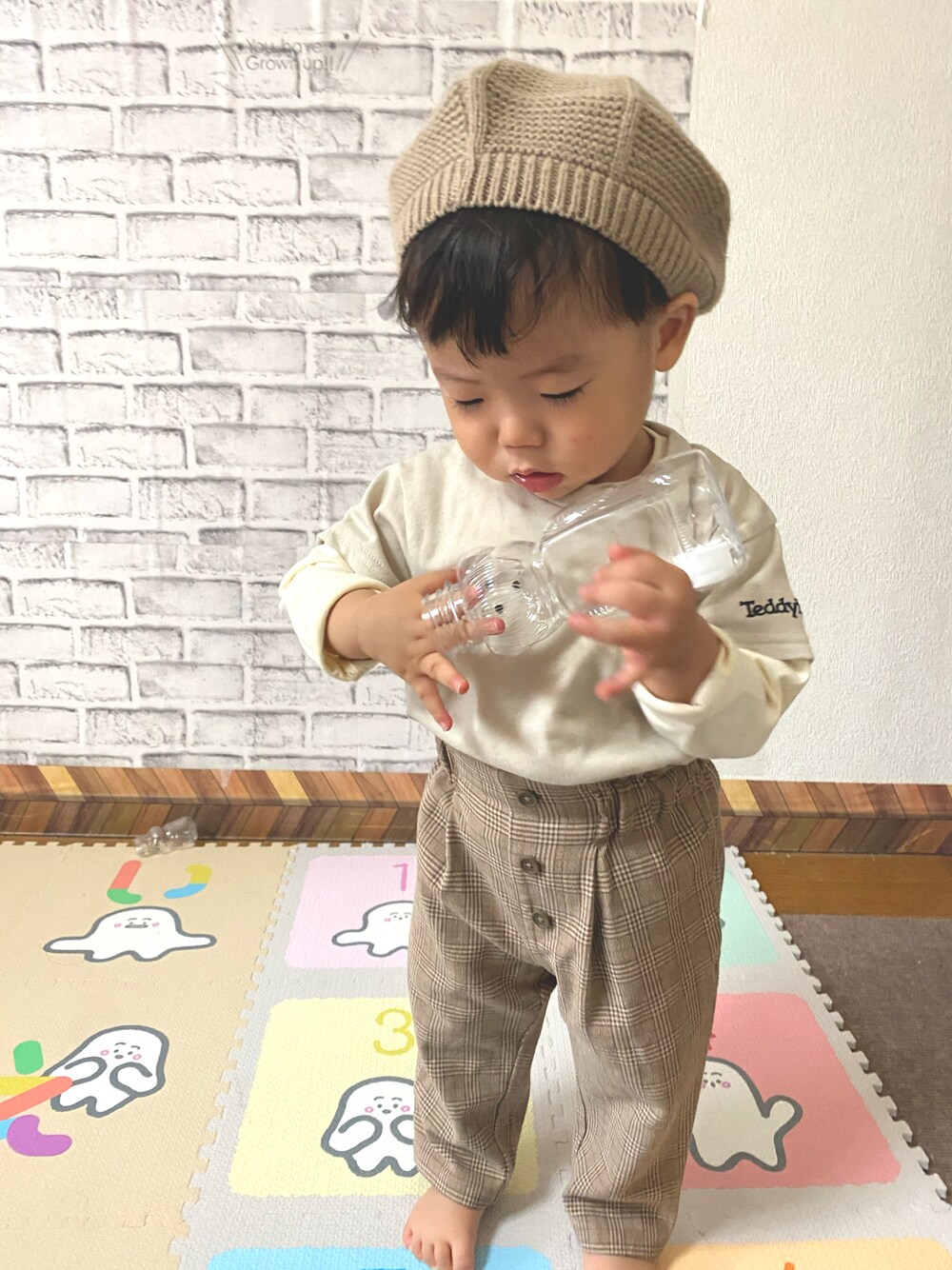 「WEARハロウィン2022、キッズファッション、キッズコーデ、チェック、チェックパンツ、秋服、おとこのこ、息子コーデ、1歳」｜「sheinのアイテム（ハンチング/ベレー帽、ベージュ系）」を使った、itmuuuuuさん（キッズ・80cm）の秋コーディネートの1枚目の写真