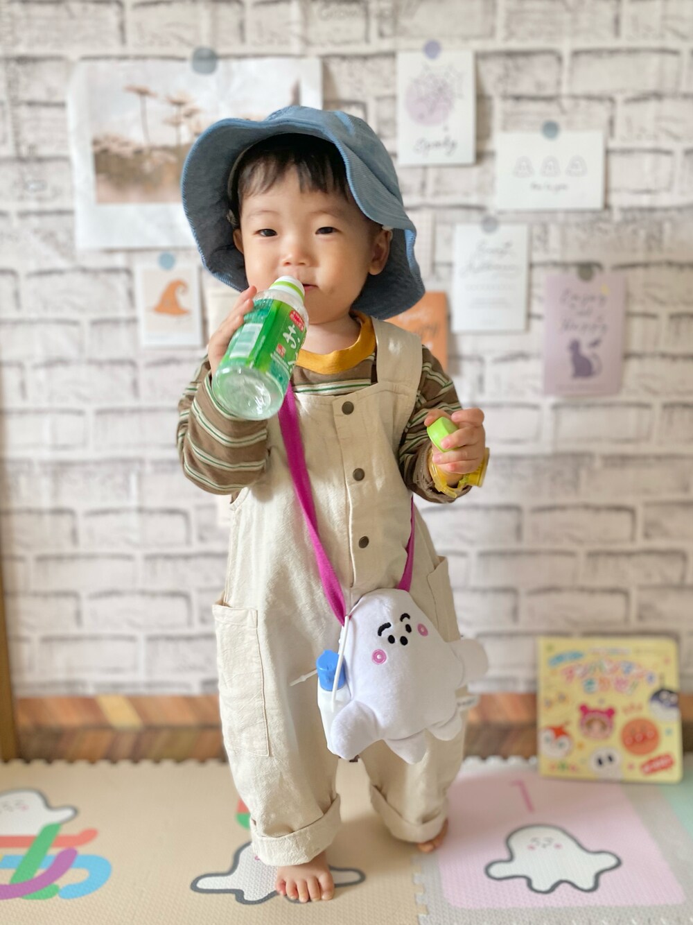 「ワイドパンツ、男の子コーデ、秋色コーデ、キッズコーデ、1歳、1歳2ヶ月、チューリップハット、オーバーオール」｜「sheinのアイテム（ハット、ブルー系）」を使った、itmuuuuuさん（キッズ・80cm）の秋コーディネートの1枚目の写真