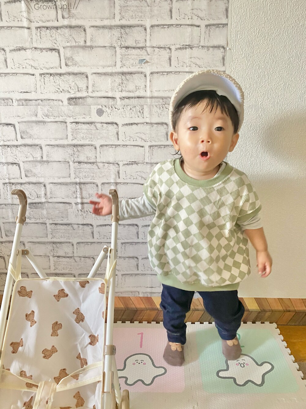 「秋ルック紹介するよ、秋冬コーデ、キッズファッション、カジュアルコーデ、ベビーコーデ、むすこーで、男の子ベビー、おとこのこ、いいね、save、フォローお願いします🤑、男の子、バースデイ、1歳、1歳2カ月、ベスト、チェック」｜「SHEINのアイテム（キャップ、ホワイト系）」を使った、itmuuuuuさん（キッズ・80cm）の秋コーディネートの1枚目の写真