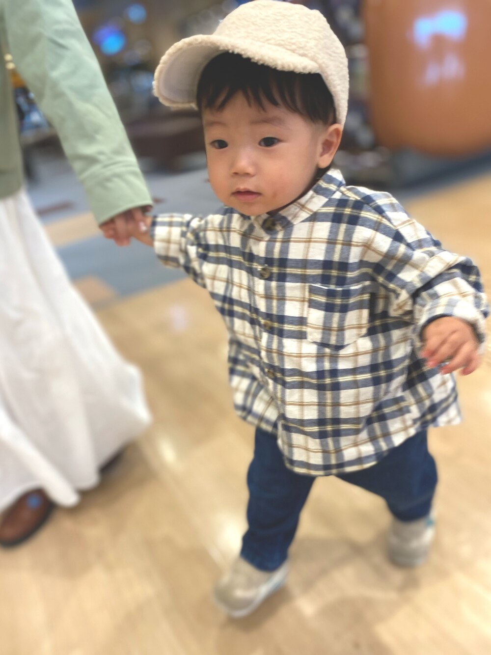「シンプルコーデ、ベビーコーデ、ブルーコーデ、キッズコーデ、ブルー、shein、むすこーで、チェックシャツ、1歳2ヶ月、1歳男の子コーデ」｜「SHEINのアイテム（キャップ、ホワイト系）」を使った、itmuuuuuさん（キッズ・80cm）の秋コーディネートの1枚目の写真